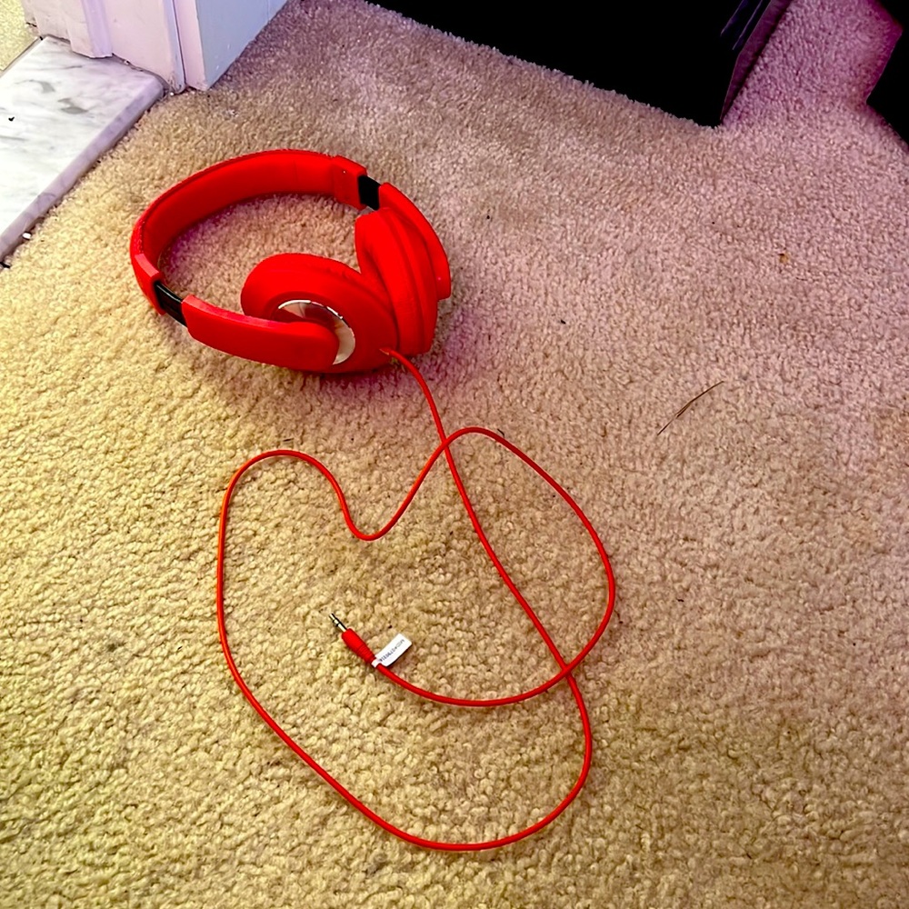 sellling pink headphones wires not wireless they work